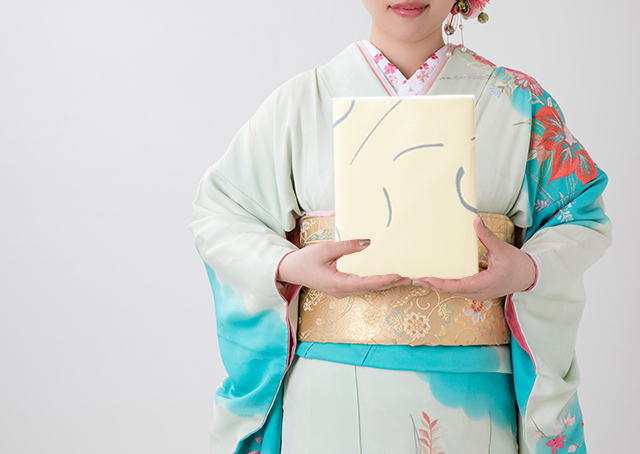 成人式は日本だけ 世界の成人式お祝い事情 ギフトの教科書 お中元 お歳暮や年間イベント 手土産のポイントがわかる ギフトの教科書 お中元 お歳暮や年間イベント 手土産のポイントがわかる