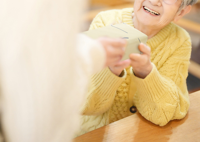 祖父母に笑顔を 敬老の日に孫からもらってうれしいプレゼント8選 ギフトの教科書 お中元 お歳暮や年間イベント 手土産のポイントがわかる ギフトの教科書 お中元 お歳暮や年間イベント 手土産のポイントがわかる
